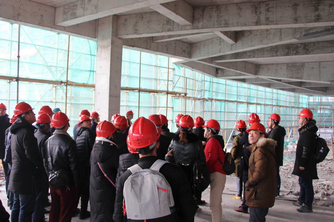 觀摩1樓西側(cè)一層頂板懸挑梁 觀摩1樓西側(cè)一層頂板懸挑梁